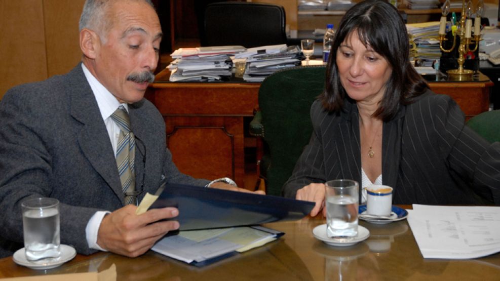 El titular de la UIF, José Sbatella, junto a Felisa Miceli.