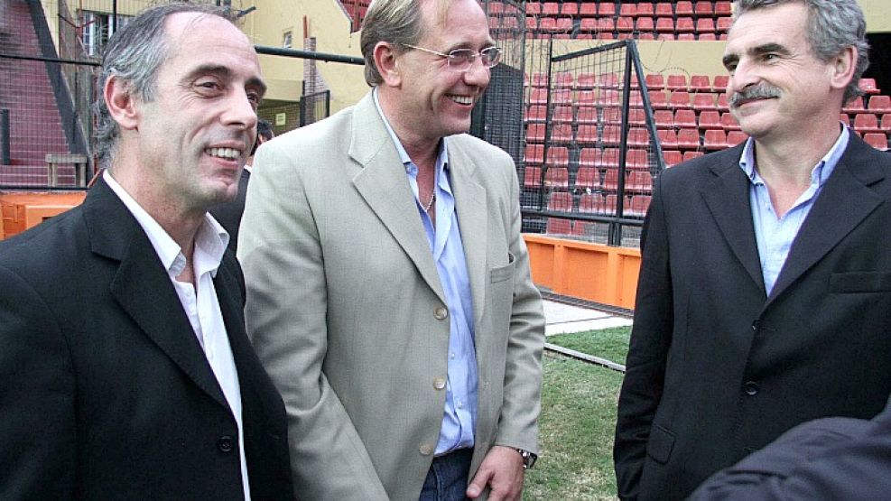 Morresi, Lerche y Rossi, sonrientes en el "Cementerio de los Elefantes".