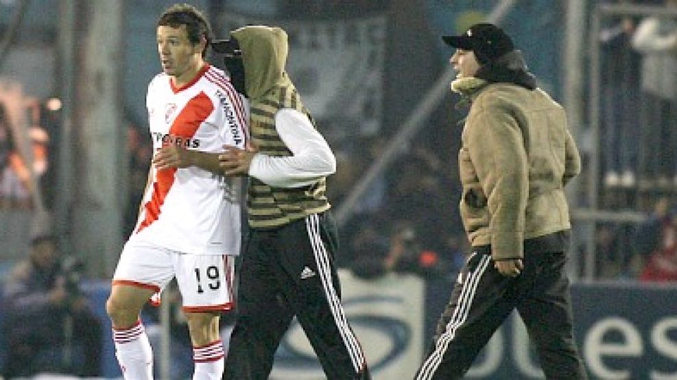 Tras saltar al campo, un barra de River toma de atrás al paraguayo Román y lo amenaza. Increible.