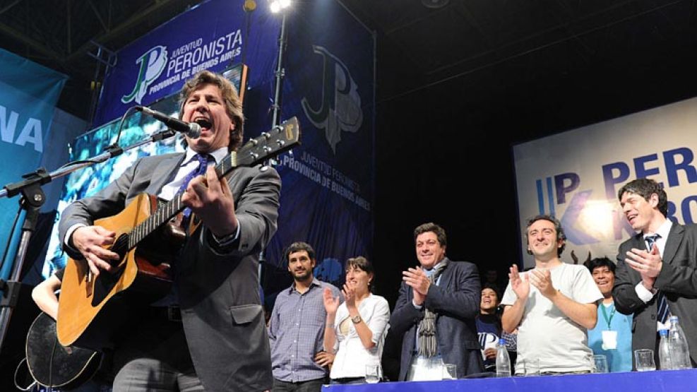 El último acto de Boudou con la juventud kirchnerista en Lanús, donde entonó 'Desconfío' de Pappo.