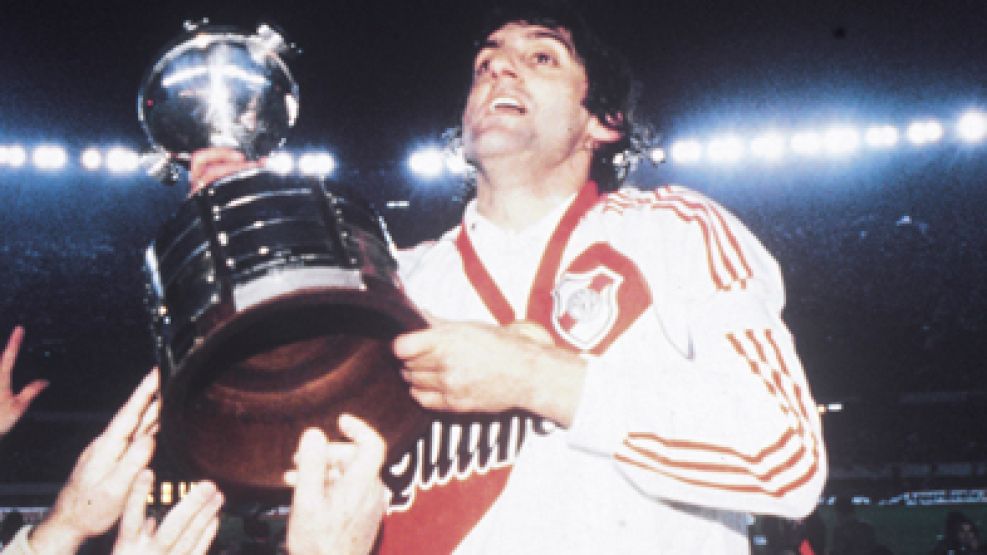 Enzo Francescoli levanta la última Copa Libertadores ganada por River.