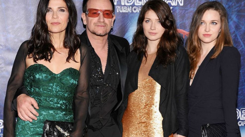 Una familia muy normal. Bono, líder de U2, junto a su esposa, Alison, y sus hijas.