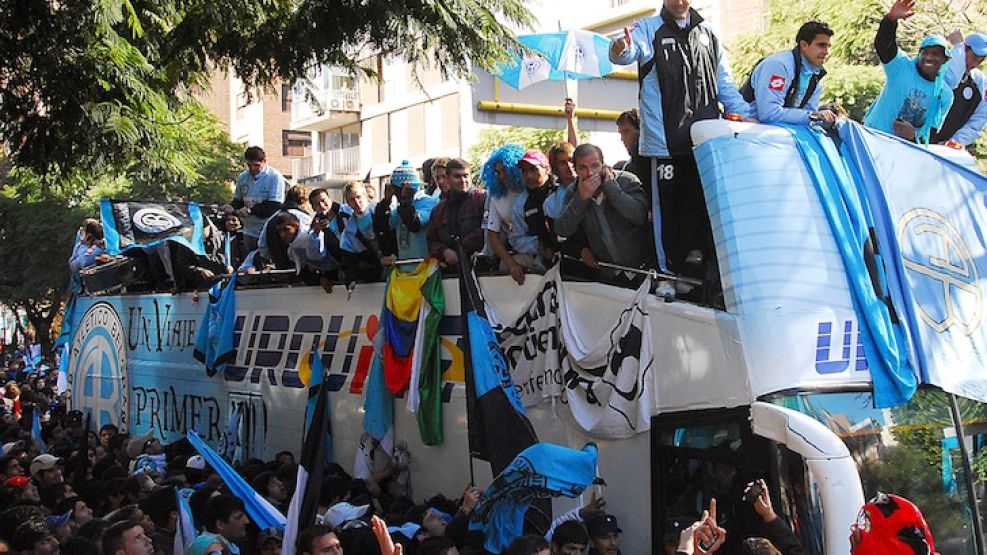 El plantel de Belgrano se pasea en un coche preparado para la ocasión. 