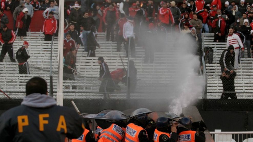 Los hinchas desde las tribunas se pelearon con la Policía.