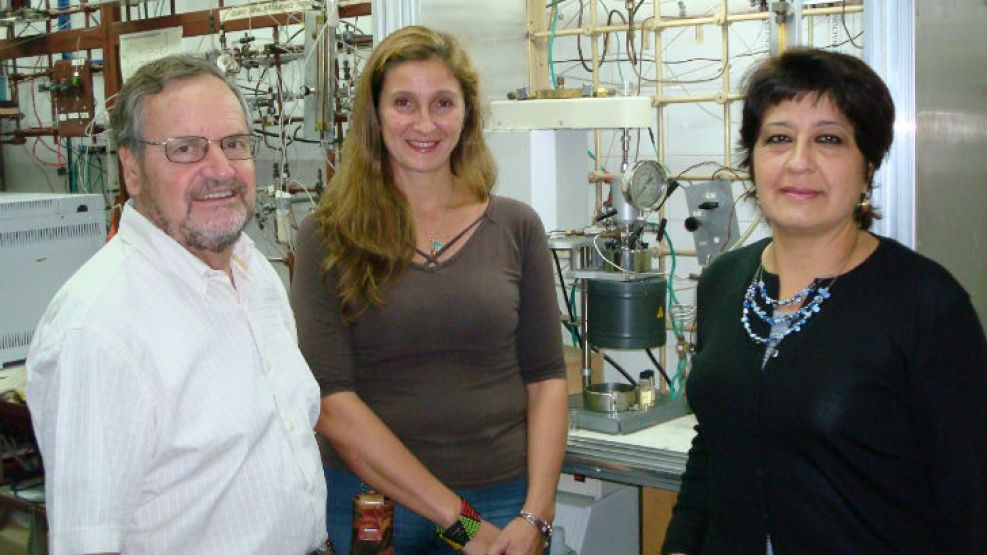 El equipo de científicos del INCAPE, Carlos Apesteguía, J. Isabel Di Cosimo y Verónica K. Díez.