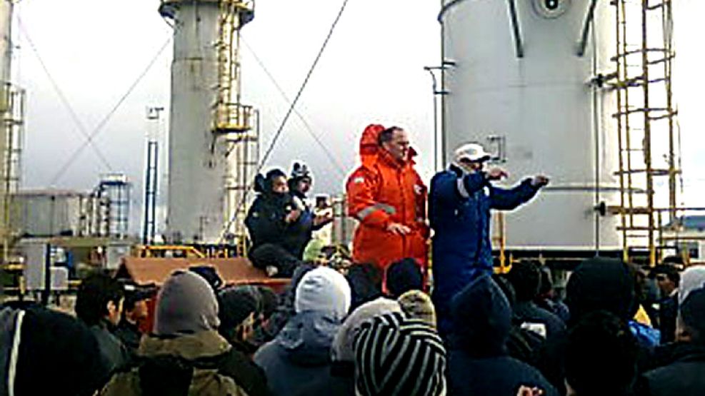 Los trabajadores reclaman por los anuncios de la compañía petrolera de suspender los pagos a los contratistas.