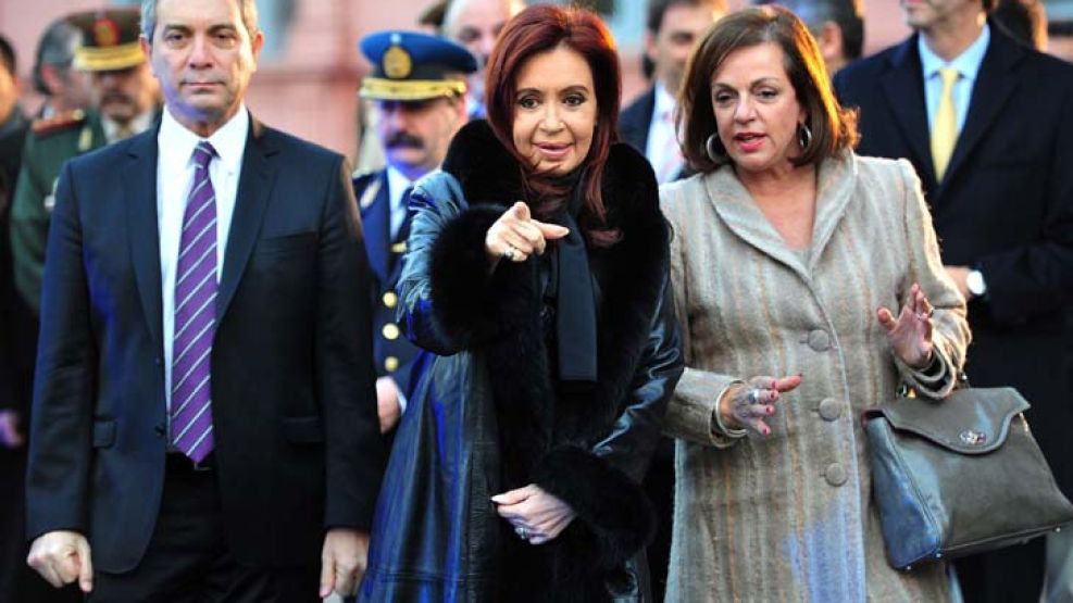 Cristina junto a los ministros de Justicia, Julio Alak, y de Seguridad, Nilda Garré.