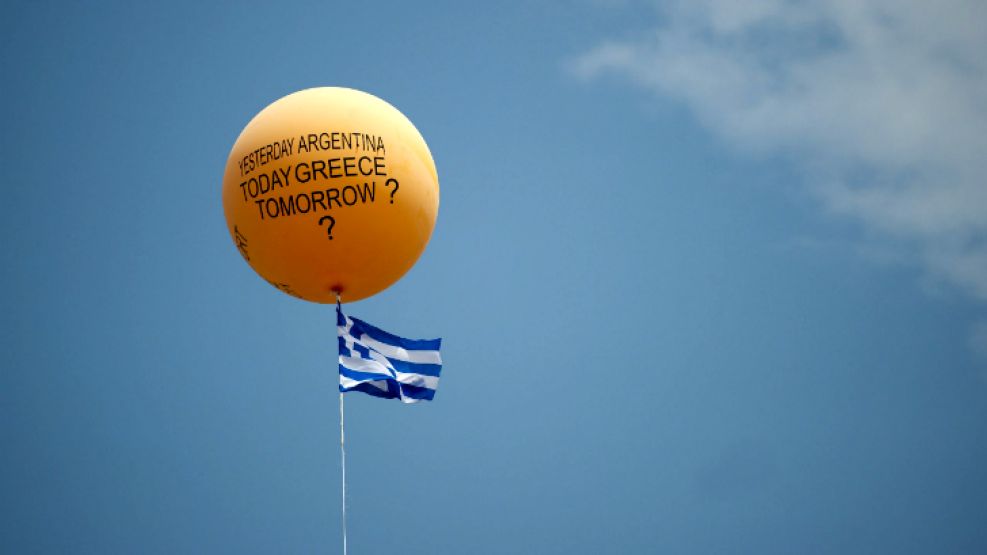 Un globo con el mensaje "Ayer fue Argentina, hoy Grecia... y mañana" suspendido sobre el Parlamento en Atenas