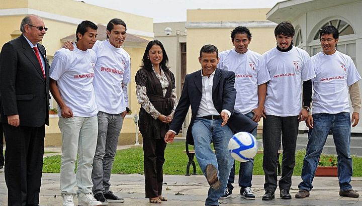 ollanta-con-plantel-de-peru