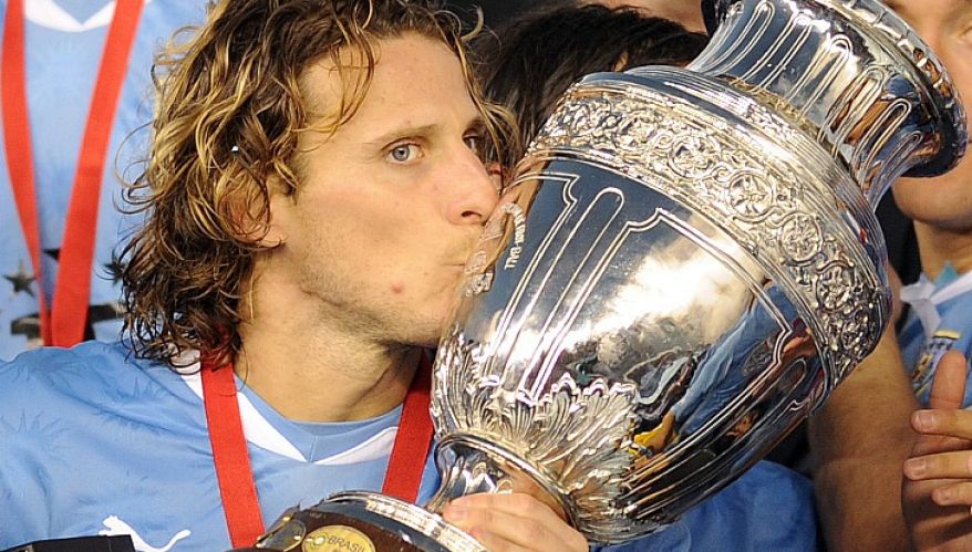 forlan-con-la-copa