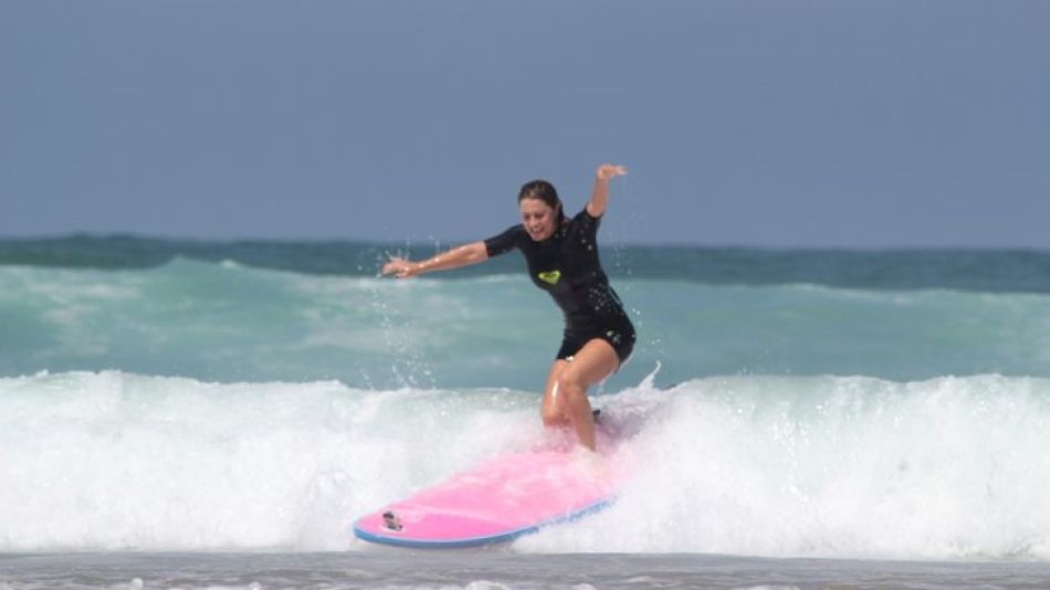Lola Ponce surf