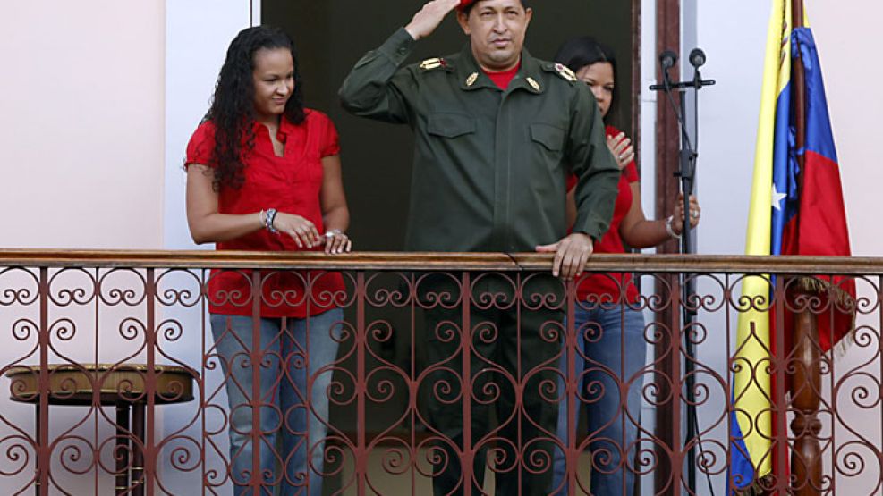 El presidente venezolano, Hugo Chávez, al brindar su discurso de "retorno" en el centro de Caracas junto a sus dos hijas.