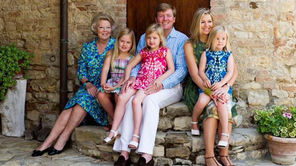 El príncipe Guillermo Alejandro de Holanda y Máxima junto a sus hijas, las princesas de Holanda, Alexia, Amalia y Ariane en Tavarnelle, Italia.