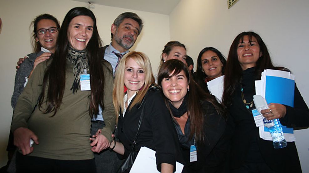 Daniel Filmus, junto al grupo de "fans" de la Universidad de Buenos Aires. Lo esperaron a la salida para sacarse una foto y hasta firmó autógrafos.