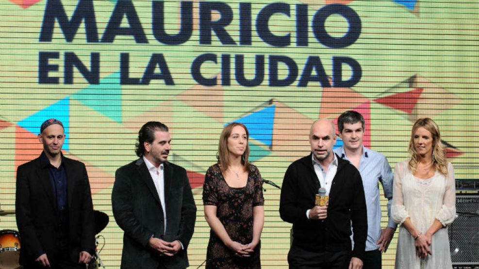 Sergio Bergman, Cristian Ritondo, María Eugenia Vidal, Horacio Rodríguez Larreta, Marcos Peña y Marina Klemensiewicz esperan la llegada de Mauricio Macri al búnker del PRO.