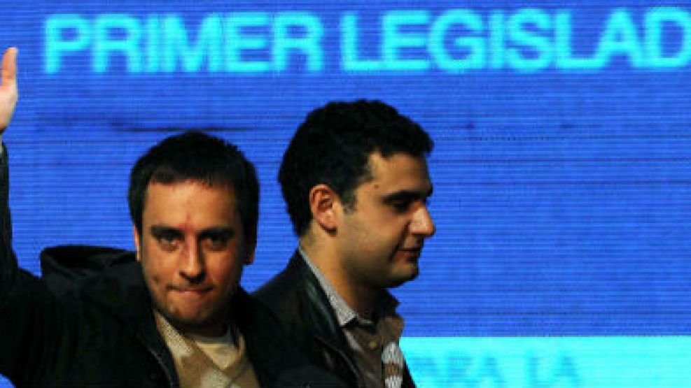 Juan Cabandié, junto a su compañero de La Cámpora y también candidato a legislador, Iván Heyn, en el búnker del FpV.
