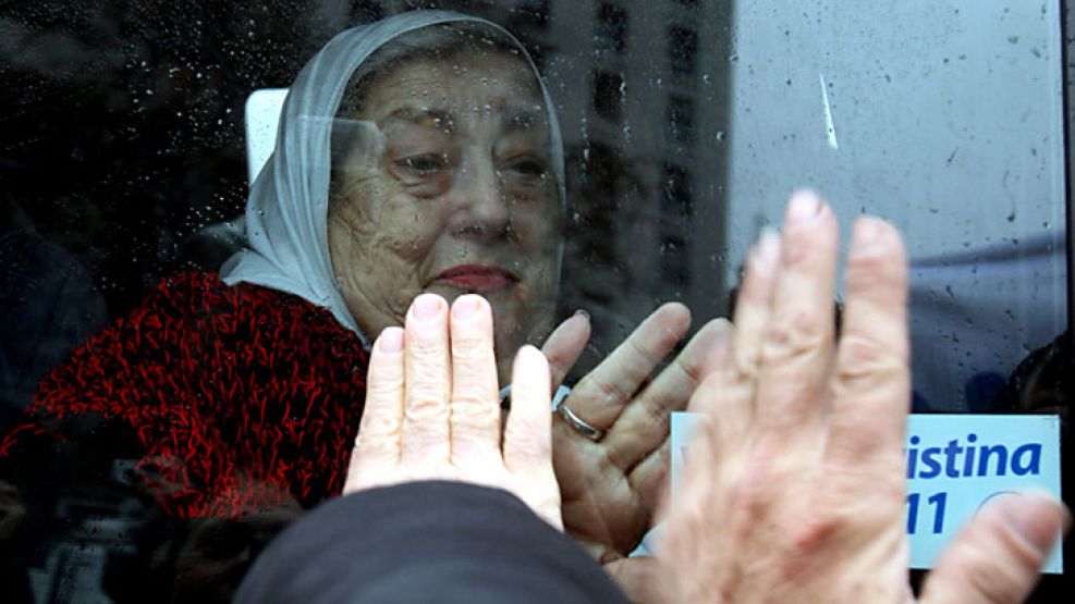 Hebe mira desde la camioneta como se alejan los obreros que se quejaron en Plaza de Mayo.