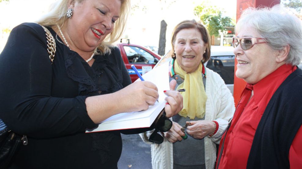 Lilita firma autógrafos al llegar hoy la capital puntana en coche.