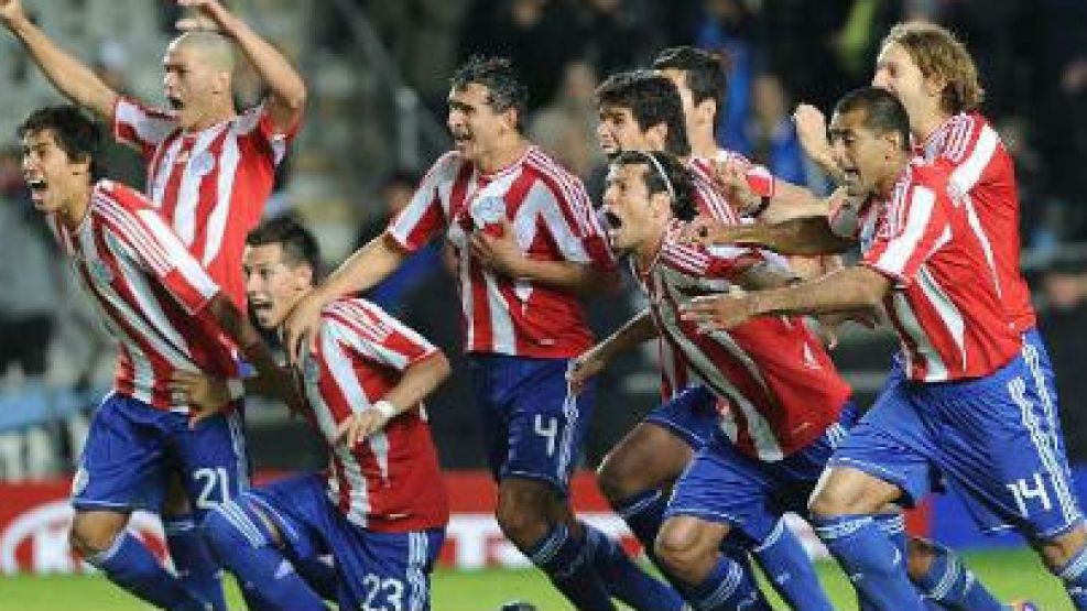 El equipo paraguayo celebra la victoria