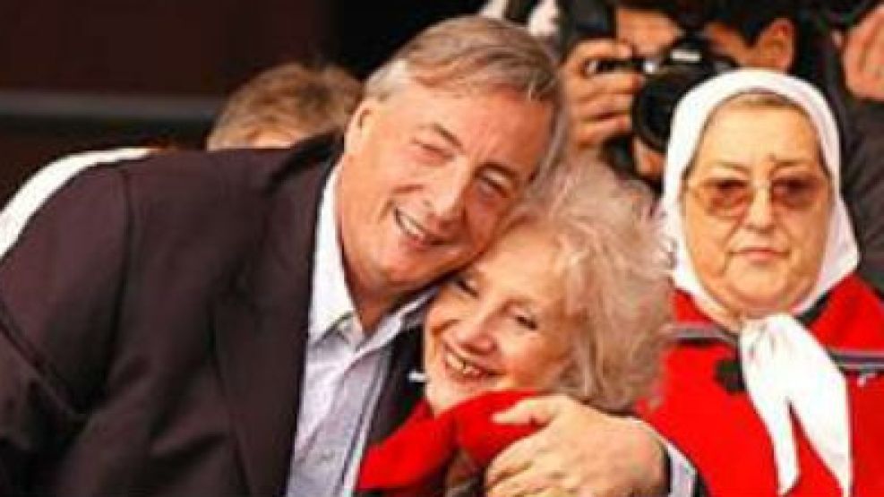 Estela de Carlotto y el ex presidente Néstor Kirchner, en 2008. Hoy, la titular de Abuelas intenta despegar al Gobierno de la causa.