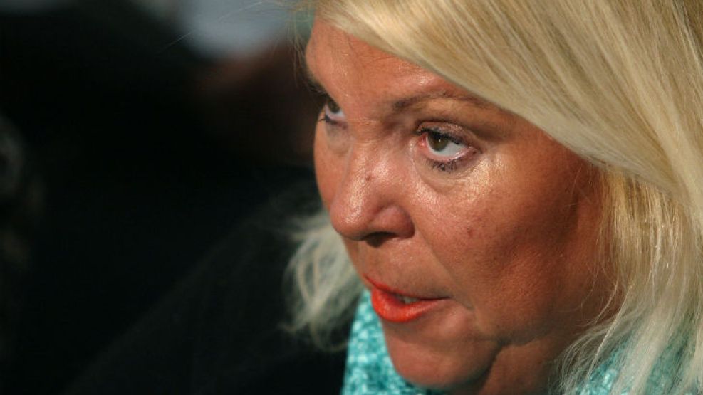 La defensa de un acusado quiere que Carrió confirme sus denuncias públicas.