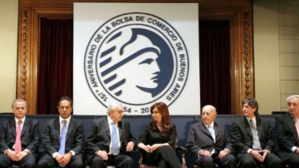 ENCUENTRO. Cristina Fernández y el presidente de la Bolsa, Adelmo Gabbi.