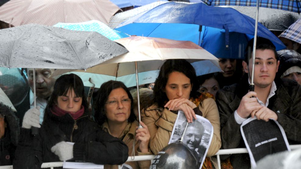 Familiares de las victimas asistieron conmovidas al acto por el 17º aniversario del atentado contra la sede de la AMIA.