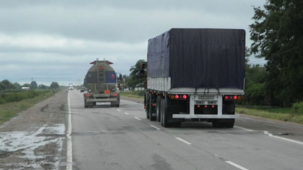 TRANSPORTISTAS. Afirman que consiguen sólo el 20% del combustible que necesitan.