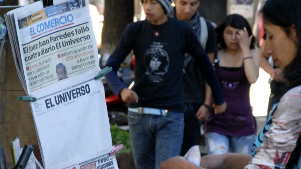 Vista de un kiosko de venta de periódicos en Ecuador en donde aparece el diario El Universo, que abrió su edición con una portada mayoritariamente en blanco.