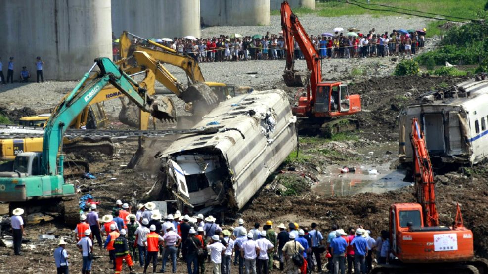 Rescatadores trabajan en los restos de los vagones del tren que cayó por un puente en Wenzhou, en la provincia de Zhejiang al este de China.