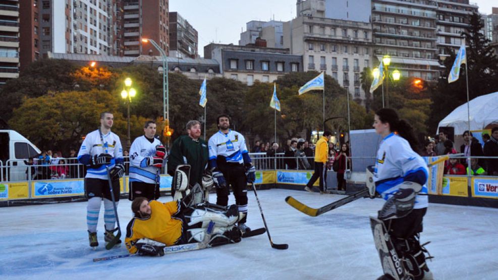 Es la primera pista de patinaje sobre hielo al aire libre.