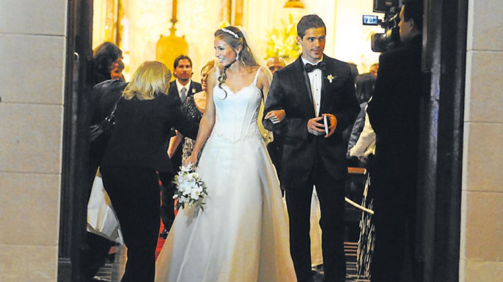 Gisela Dulko y Fernando Gago ayer saliendo de una iglesia de Núñez. Luego festejaron en Tattersall. 