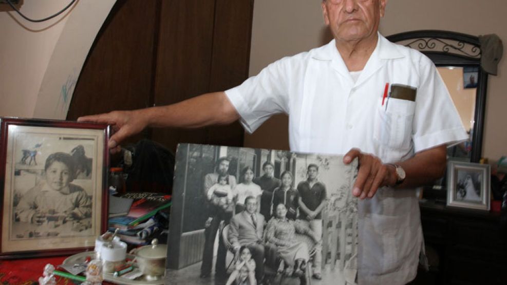 Isaac Humala muestra una fotografía de Ollanta y otra con sus siete hijos. Militó junto a Vargas Llosa cuando era joven.