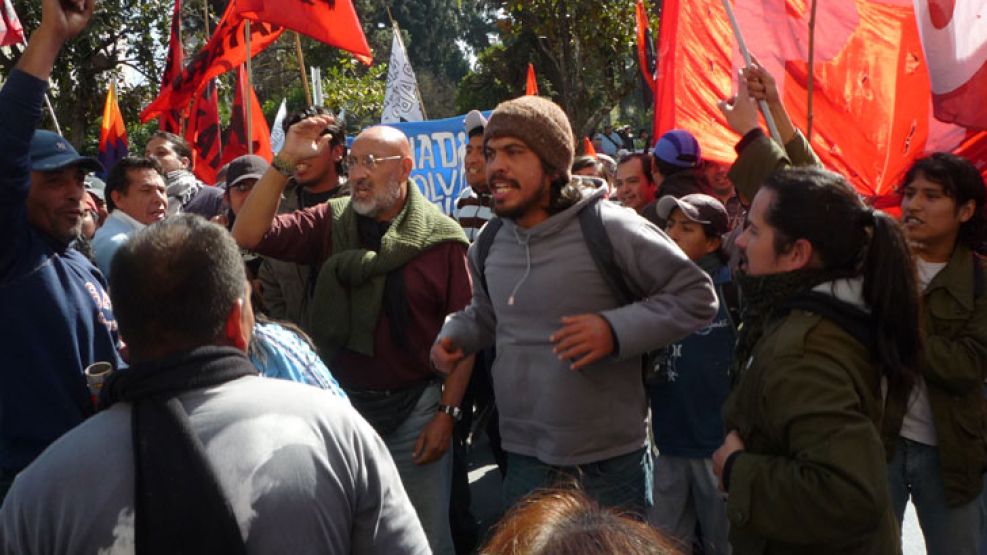 Santillán ahora lidera la organización Tupaj Katari. Ayer estuvo buscando heridos del jueves.