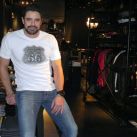 Luciano Castro pasó a conocer la colección de verano 2012 por el nuevo local de Route 66 en el shopping Dot.