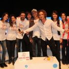 David Bisbal con el elenco de Herederos