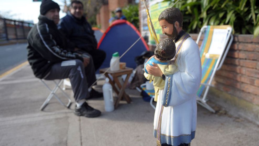 Miles de fieles esperaban hoy desde la madrugada, a la intemperie o en carpas, la apertura del santuario de San Cayetano, en el barrio porteño de Liniers.