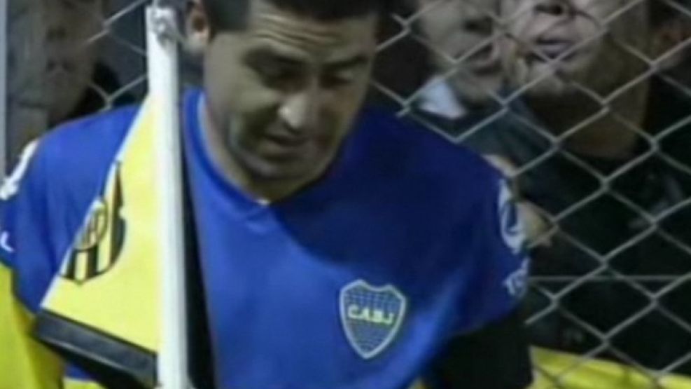 Un hincha escupe a Riquelme que está parado para tirar el corner.