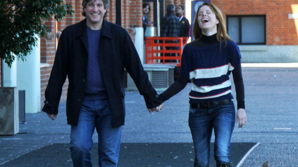 Las elecciones primarias comenzaron a las 8 de hoy en todo el país, donde votan más de 28 millones de argentinos. En la foto, Boudou junto a su novia periodista