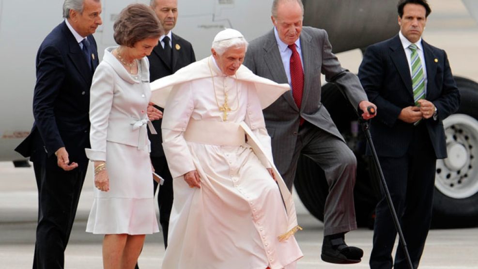 El Rey recibió al Papa con una muleta y provocó varios comentarios.