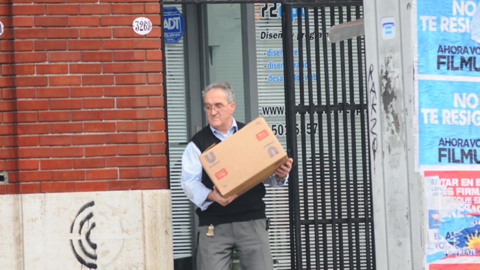 El misterioso gestor, dueño de CyC Propiedades, se llevaba ayer cajas de su oficina.