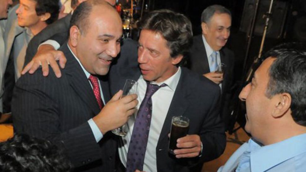 El ministro de Salud y candidato oficialista a la vicegobernación de Tucumán, Juan Manzur, junto a Ricardo Bussi, postulante opositor a gobernador por Fuerza Republicana. La foto fue a fin de 2010, cu