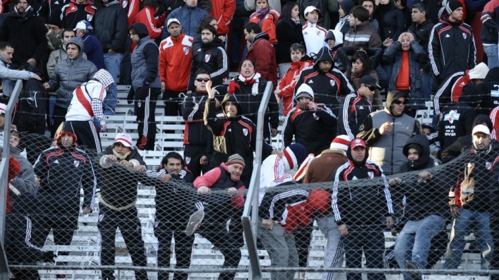 Como en la Promoción ante Belgrano, la violencia volvió a instalarse en River.