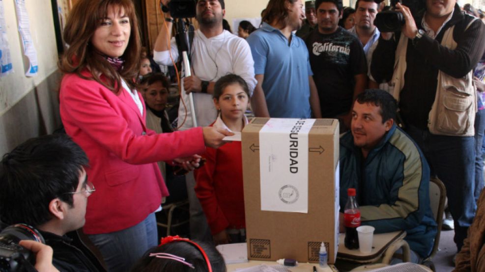 La candidata kirchnerista Stella Maris Córdoba, durante la emisión de su voto este domingo.