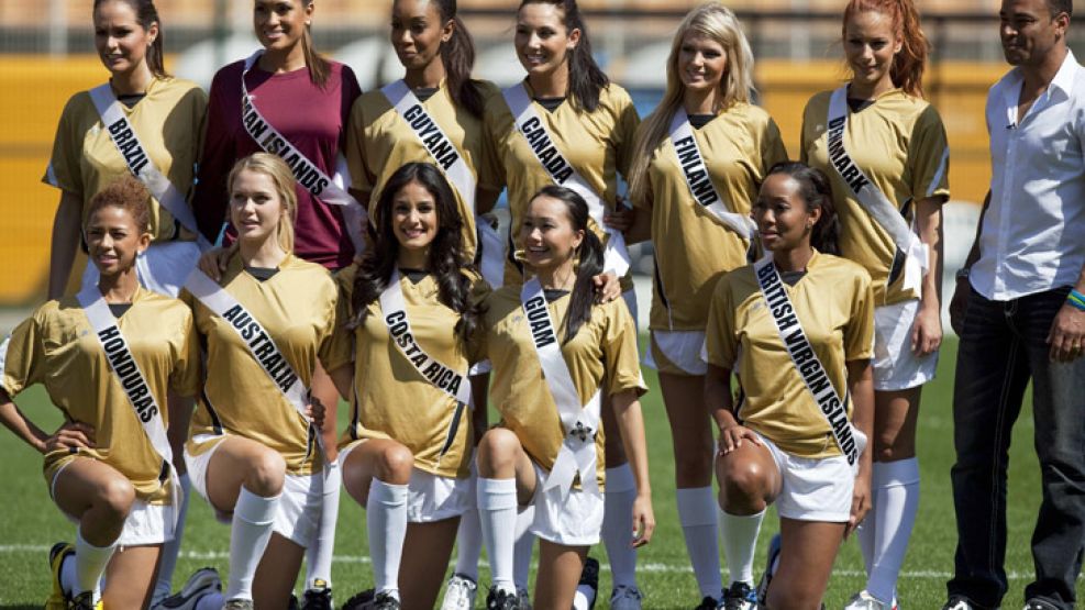 Las candidatas a Miss Universo jugaron al fútbol en el Pacaembú.