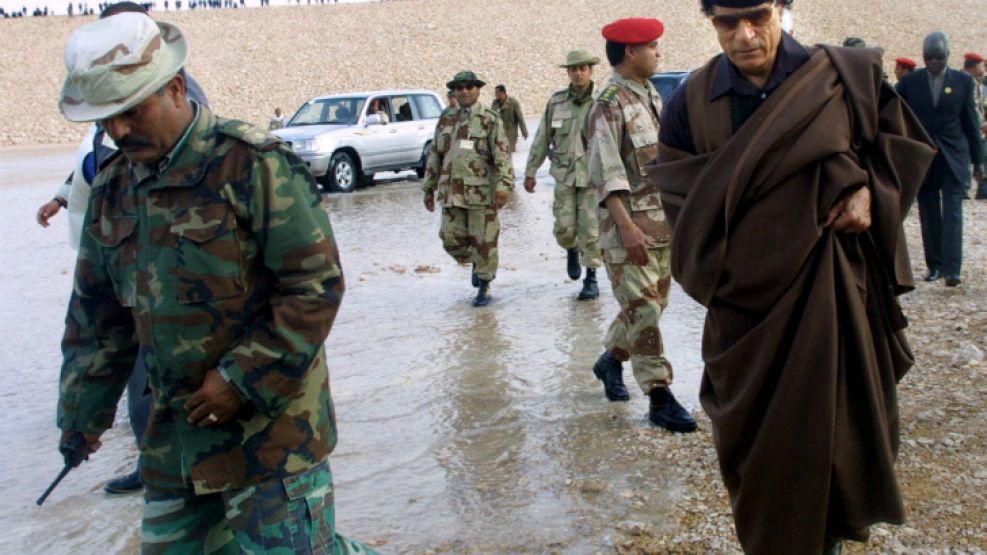 Kadafi, en 2002, durante una visita en la que inauguró la fase del río artificial que provee a Sirte.