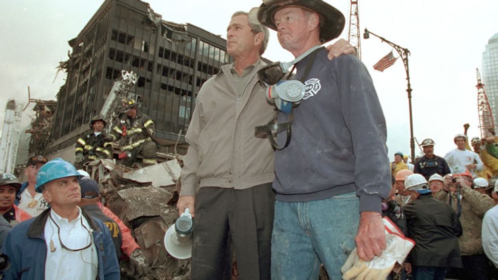 George Bush el dìa del atentado con un bombero voluntario