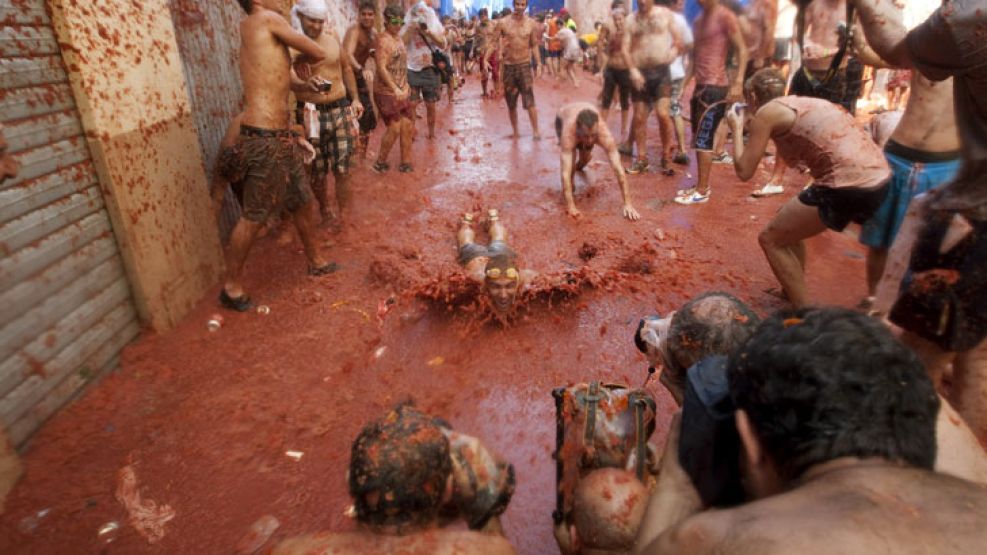 La Tomatina atrae a miles de personas todos los años al municipio de Buñol.