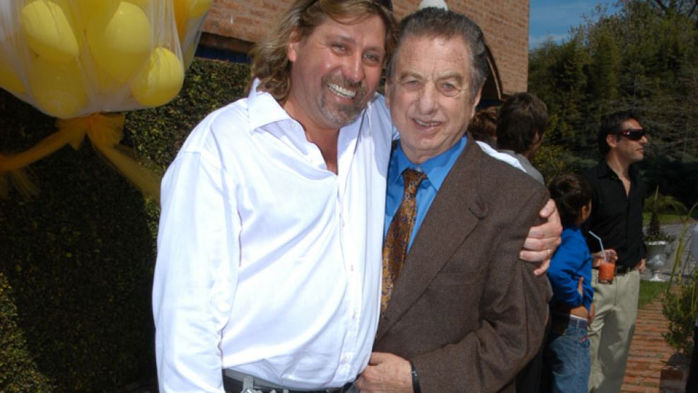 Con su suegro, en la comunión de Franco Jr, en 2005. Un año antes Daniel se había casado con Sandra Macri.