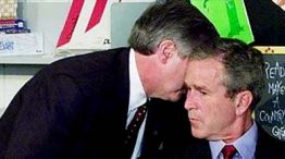 Bush sentado en un aula de escuela mientras Andy Card le informa del atentado.